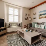 Апартаменты Gable End, Luxury Apartment,